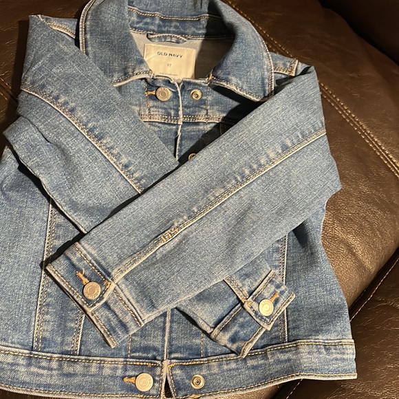 Toddler girls size 4T old navy button jean jacket. Excellent condition - Picture 6 of 7
